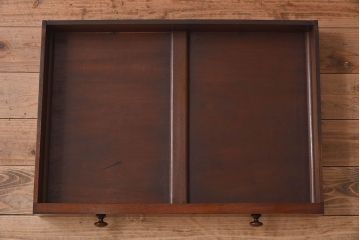 アンティーク家具　イギリスアンティーク　マホガニー材　上品なデザインのキャスター付き平机(デスク)