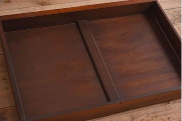 アンティーク家具　イギリスアンティーク　マホガニー材　上品なデザインのキャスター付き平机(デスク)