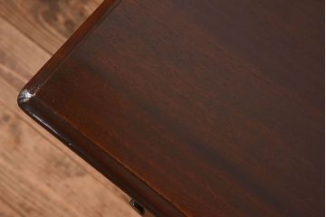 アンティーク家具　イギリスアンティーク　マホガニー材　上品なデザインのキャスター付き平机(デスク)