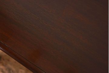 アンティーク家具　イギリスアンティーク　マホガニー材　上品なデザインのキャスター付き平机(デスク)