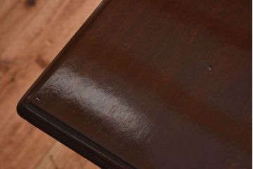 アンティーク家具　イギリスアンティーク　マホガニー材　上品なデザインのキャスター付き平机(デスク)