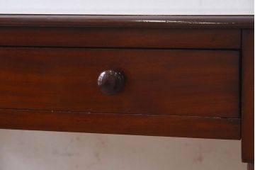 アンティーク家具　イギリスアンティーク　マホガニー材　上品なデザインのキャスター付き平机(デスク)