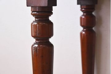 アンティーク家具　イギリスアンティーク　マホガニー材　上品なデザインのキャスター付き平机(デスク)