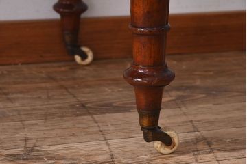 アンティーク家具　イギリスアンティーク　マホガニー材　上品なデザインのキャスター付き平机(デスク)