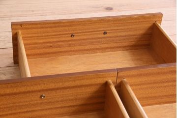 ヴィンテージ家具　北欧ビンテージ　色合いのコントラストがおしゃれなキャビネット(飾り棚、陳列棚)