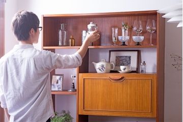 ヴィンテージ家具　北欧ビンテージ　色合いのコントラストがおしゃれなキャビネット(飾り棚、陳列棚)