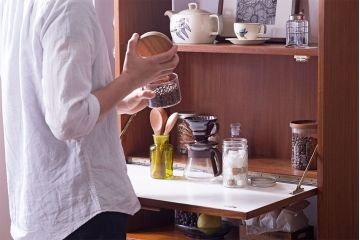 ヴィンテージ家具　北欧ビンテージ　色合いのコントラストがおしゃれなキャビネット(飾り棚、陳列棚)