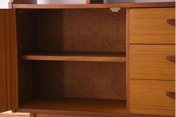 ヴィンテージ家具　北欧ビンテージ　色合いのコントラストがおしゃれなキャビネット(飾り棚、陳列棚)