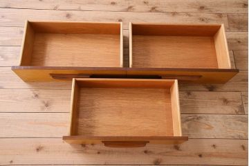 ヴィンテージ家具　北欧ビンテージ　色合いのコントラストがおしゃれなキャビネット(飾り棚、陳列棚)