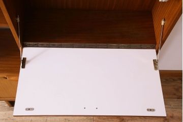 ヴィンテージ家具　北欧ビンテージ　色合いのコントラストがおしゃれなキャビネット(飾り棚、陳列棚)