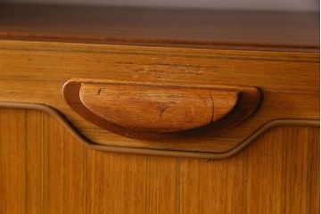 ヴィンテージ家具　北欧ビンテージ　色合いのコントラストがおしゃれなキャビネット(飾り棚、陳列棚)