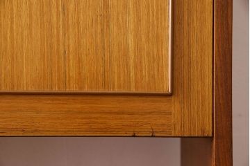 ヴィンテージ家具　北欧ビンテージ　色合いのコントラストがおしゃれなキャビネット(飾り棚、陳列棚)