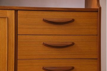 ヴィンテージ家具　北欧ビンテージ　色合いのコントラストがおしゃれなキャビネット(飾り棚、陳列棚)