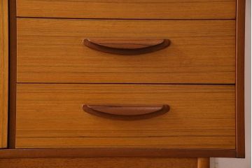 ヴィンテージ家具　北欧ビンテージ　色合いのコントラストがおしゃれなキャビネット(飾り棚、陳列棚)