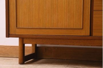 ヴィンテージ家具　北欧ビンテージ　色合いのコントラストがおしゃれなキャビネット(飾り棚、陳列棚)