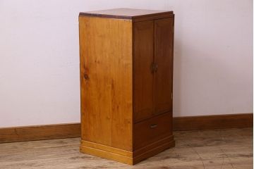 レトロ家具　昭和レトロ　古いヒノキ材の質感が味わい深い小振りな収納棚