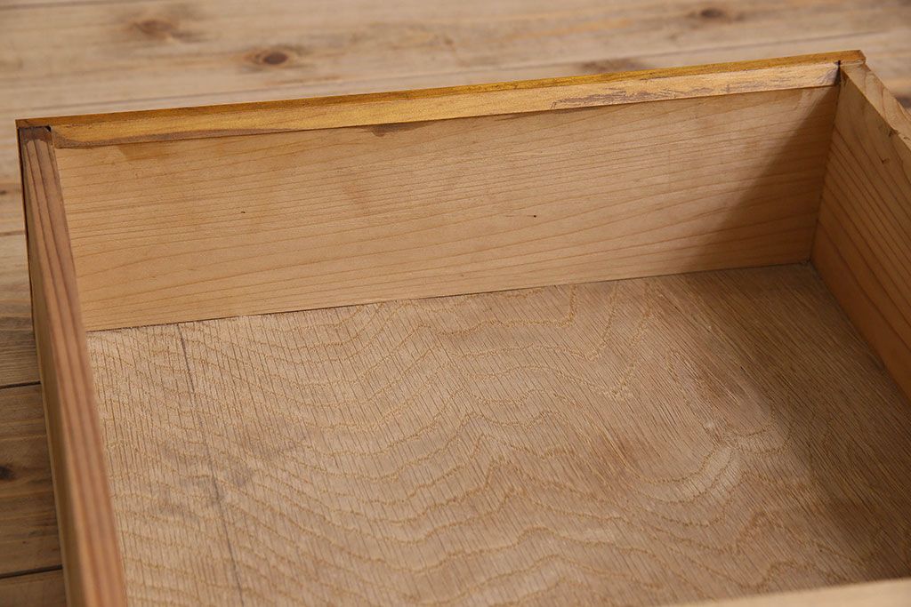 レトロ家具　昭和レトロ　古いヒノキ材の質感が味わい深い小振りな収納棚
