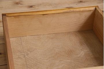 レトロ家具　昭和レトロ　古いヒノキ材の質感が味わい深い小振りな収納棚