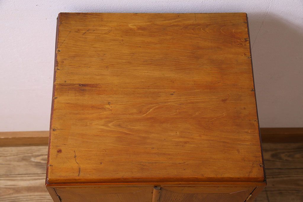 レトロ家具　昭和レトロ　古いヒノキ材の質感が味わい深い小振りな収納棚