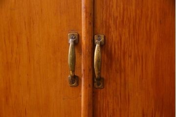 レトロ家具　昭和レトロ　古いヒノキ材の質感が味わい深い小振りな収納棚