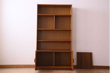 ヴィンテージ家具　北欧ビンテージ　シンプルなつくりと色合いが魅力的なディスプレイキャビネット(飾り棚、陳列棚)