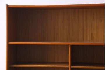 ヴィンテージ家具　北欧ビンテージ　シンプルなつくりと色合いが魅力的なディスプレイキャビネット(飾り棚、陳列棚)
