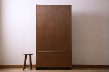 ヴィンテージ家具　北欧ビンテージ　シンプルなつくりと色合いが魅力的なディスプレイキャビネット(飾り棚、陳列棚)