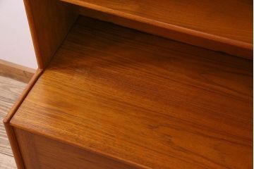 ヴィンテージ家具　北欧ビンテージ　シンプルなつくりと色合いが魅力的なディスプレイキャビネット(飾り棚、陳列棚)