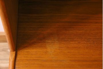 ヴィンテージ家具　北欧ビンテージ　シンプルなつくりと色合いが魅力的なディスプレイキャビネット(飾り棚、陳列棚)