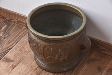 アンティーク雑貨　古民具・骨董　在銘　風情ある彫刻図が魅力的な真鍮火鉢(1)
