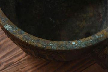アンティーク雑貨　古民具・骨董　在銘　風情ある彫刻図が魅力的な真鍮火鉢(2)