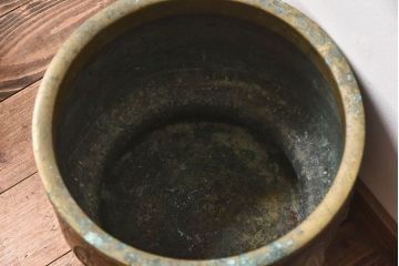 アンティーク雑貨　古民具・骨董　在銘　風情ある彫刻図が魅力的な真鍮火鉢(2)