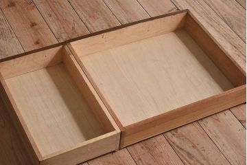 レトロ家具　昭和レトロ　栓材　木色の違いが印象的な片袖机(デスク)