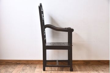 アンティーク家具　イギリスアンティーク　凝った彫刻のデザインが魅力的なチェア(椅子)