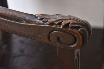 アンティーク家具　イギリスアンティーク　凝った彫刻のデザインが魅力的なチェア(椅子)