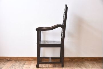 アンティーク家具　イギリスアンティーク　凝った彫刻のデザインが魅力的なチェア(椅子)