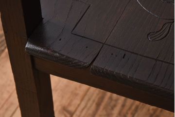 アンティーク家具　イギリスアンティーク　凝った彫刻のデザインが魅力的なチェア(椅子)