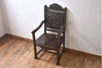 アンティーク家具　イギリスアンティーク　凝った彫刻のデザインが魅力的なチェア(椅子)