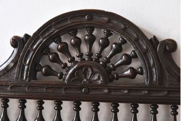 アンティーク家具　イギリスアンティーク　凝った彫刻のデザインが魅力的なチェア(椅子)