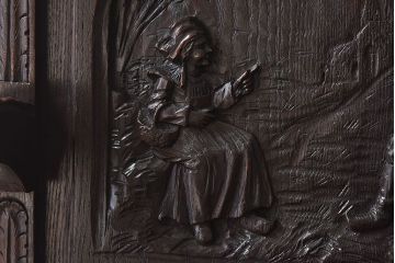 アンティーク家具　イギリスアンティーク　凝った彫刻のデザインが魅力的なチェア(椅子)