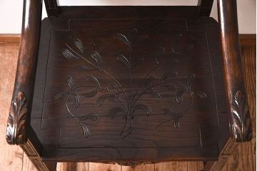アンティーク家具　イギリスアンティーク　凝った彫刻のデザインが魅力的なチェア(椅子)