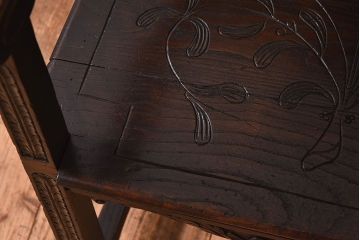 アンティーク家具　イギリスアンティーク　凝った彫刻のデザインが魅力的なチェア(椅子)