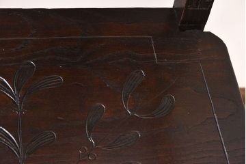 アンティーク家具　イギリスアンティーク　凝った彫刻のデザインが魅力的なチェア(椅子)