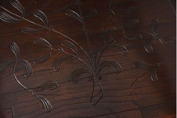 アンティーク家具　イギリスアンティーク　凝った彫刻のデザインが魅力的なチェア(椅子)