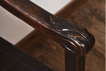 アンティーク家具　イギリスアンティーク　凝った彫刻のデザインが魅力的なチェア(椅子)