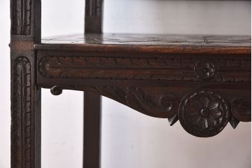 アンティーク家具　イギリスアンティーク　凝った彫刻のデザインが魅力的なチェア(椅子)