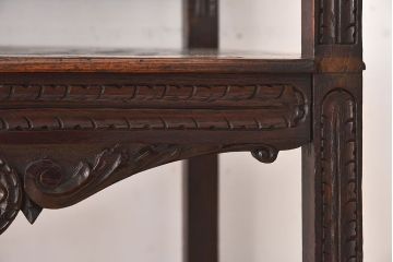 アンティーク家具　イギリスアンティーク　凝った彫刻のデザインが魅力的なチェア(椅子)