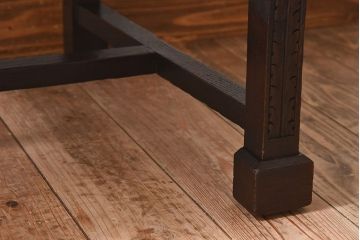 アンティーク家具　イギリスアンティーク　凝った彫刻のデザインが魅力的なチェア(椅子)