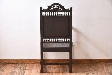アンティーク家具　イギリスアンティーク　凝った彫刻のデザインが魅力的なチェア(椅子)