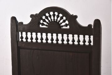 アンティーク家具　イギリスアンティーク　凝った彫刻のデザインが魅力的なチェア(椅子)